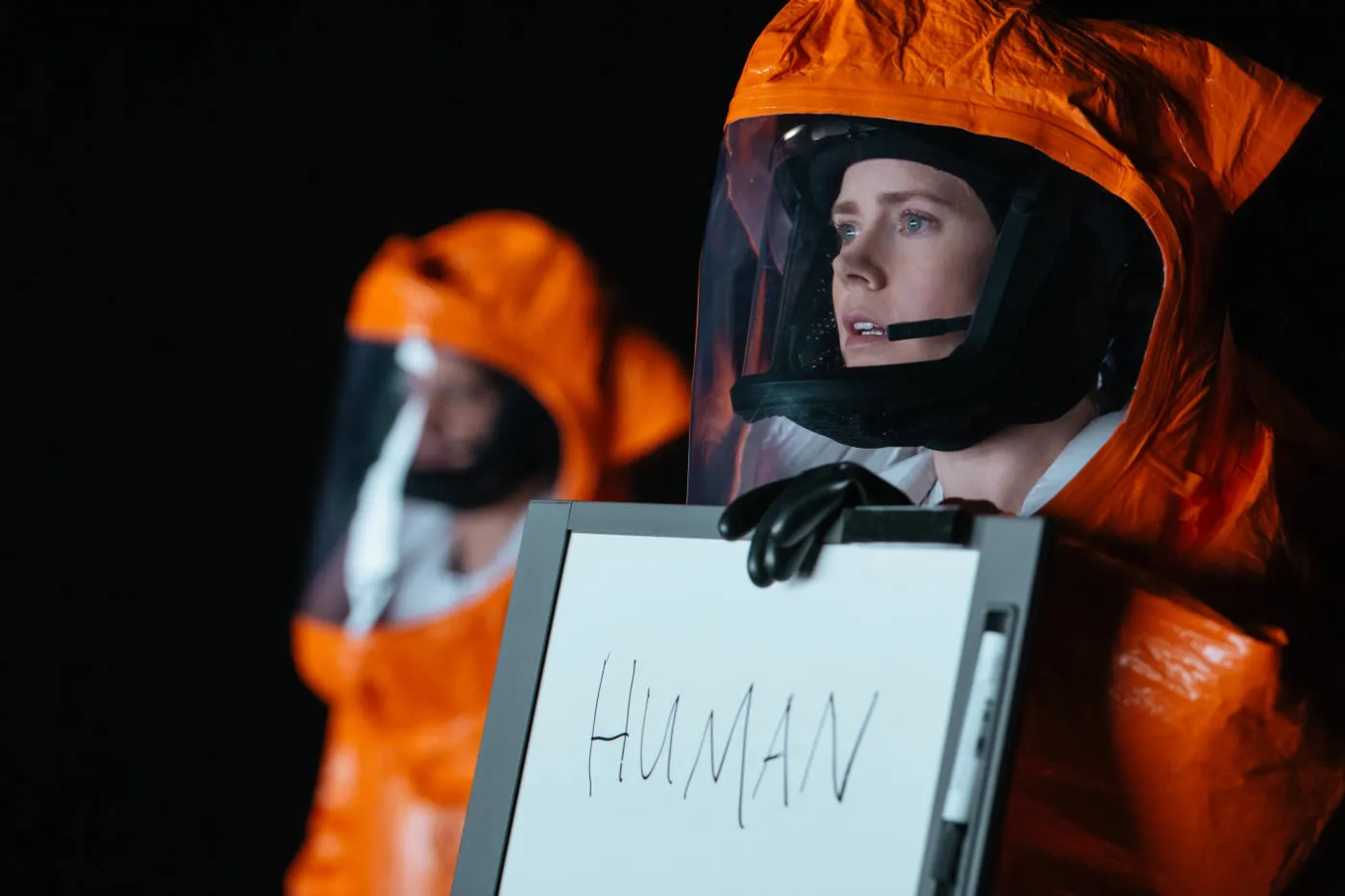 Amy Adams and Jeremy Renner in Arrival (2016)