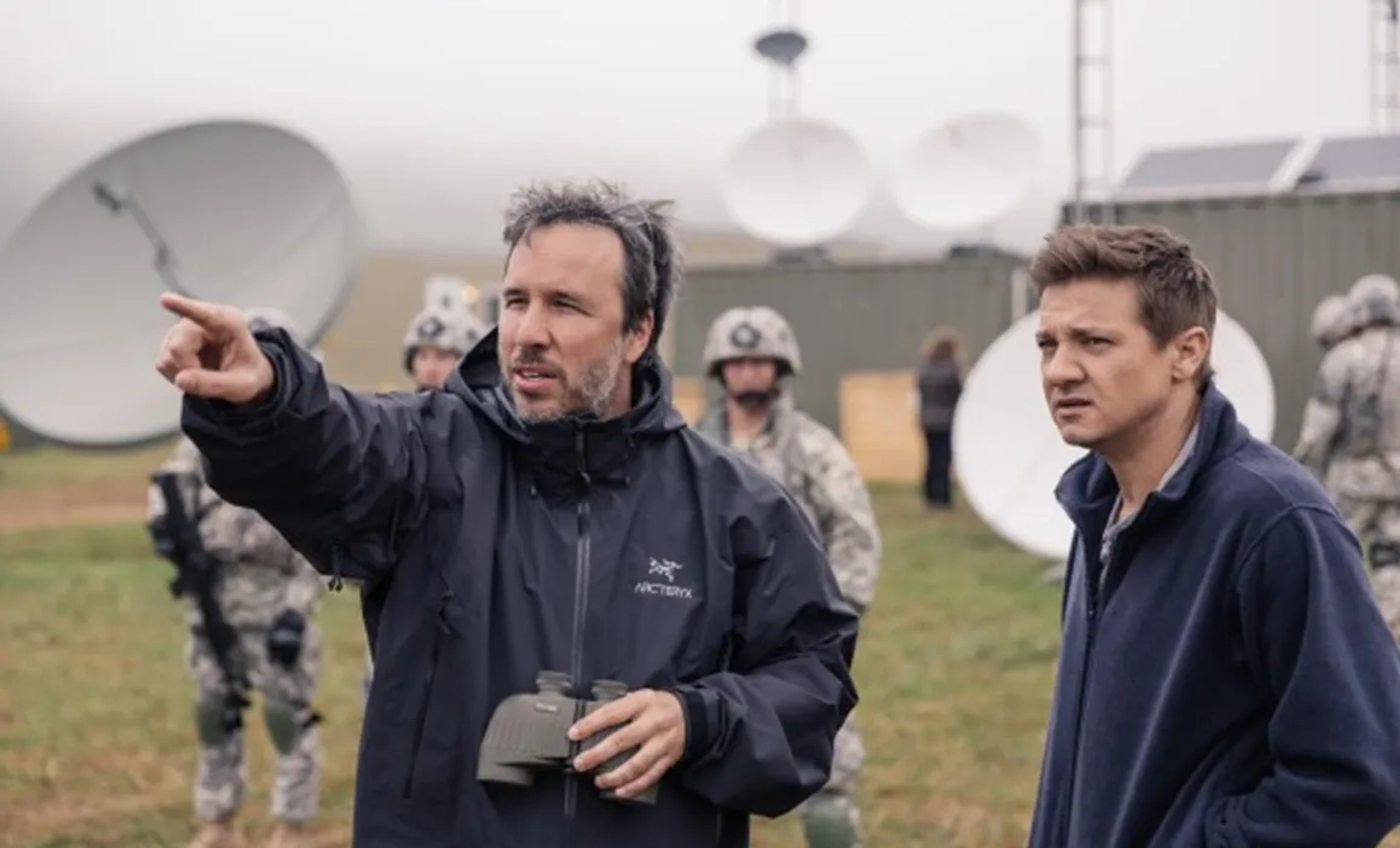 Jeremy Renner and Denis Villeneuve in Arrival (2016)