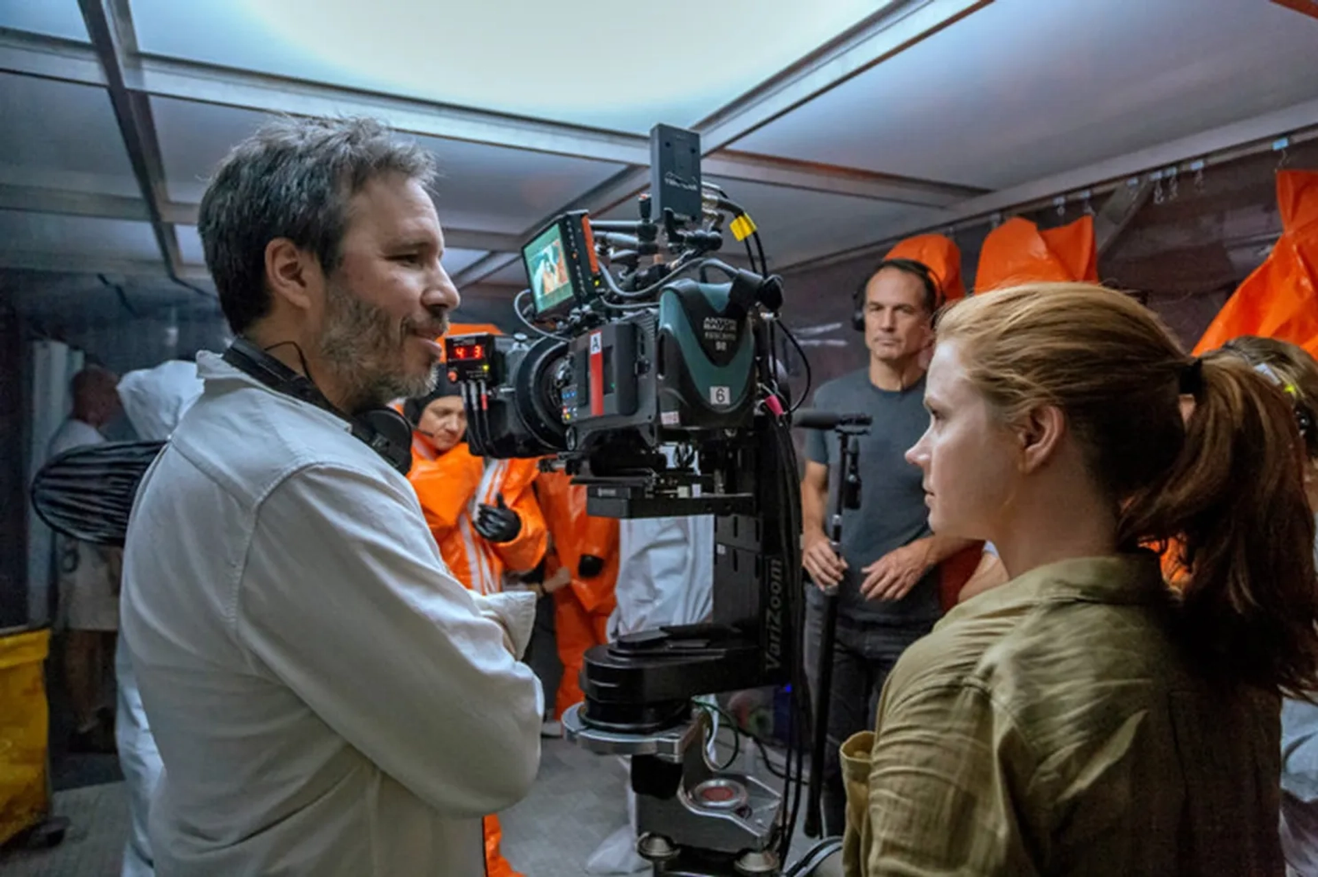 Amy Adams and Denis Villeneuve in Arrival (2016)