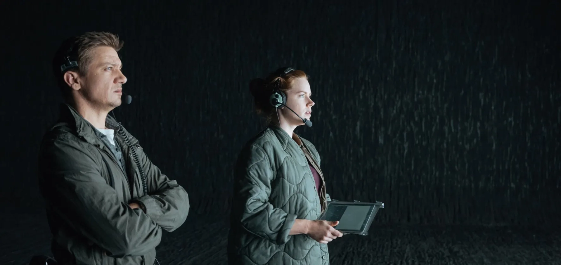 Amy Adams and Jeremy Renner in Arrival (2016)