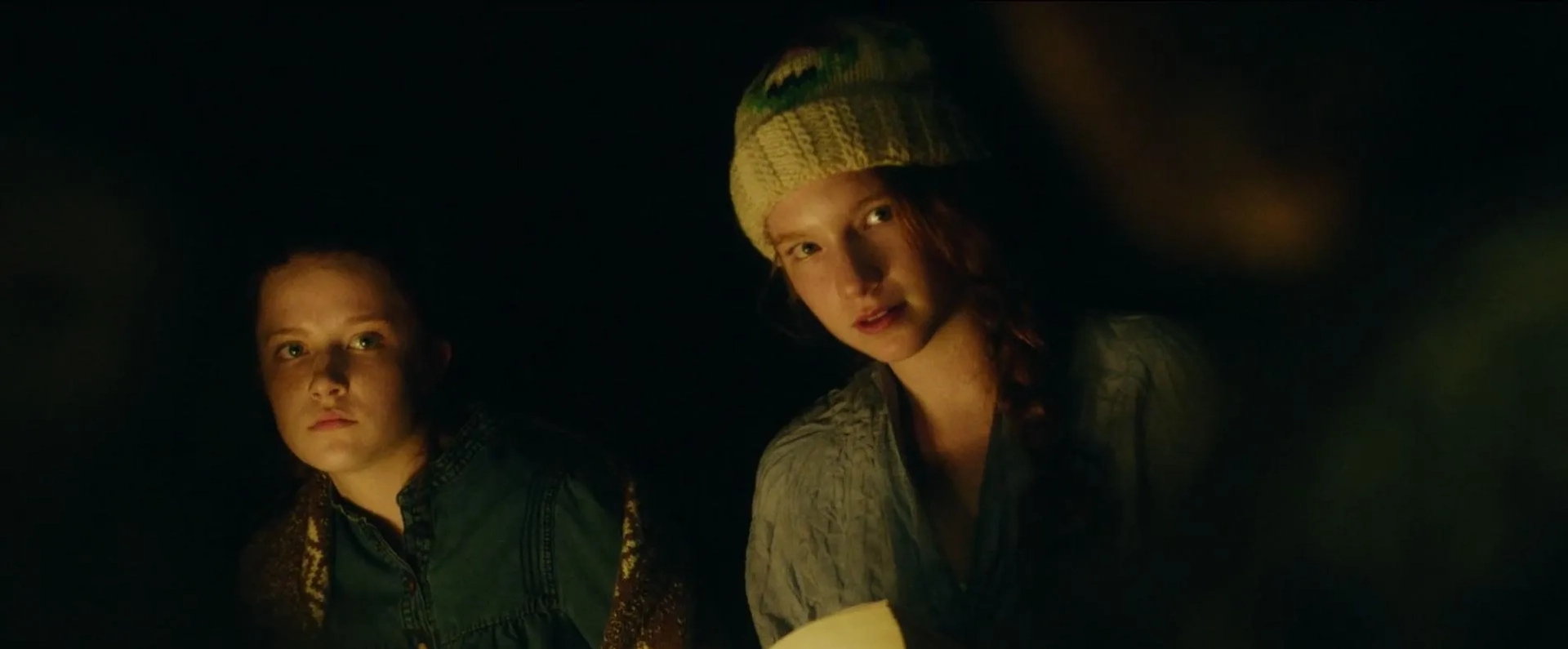 Annalise Basso and Samantha Isler in Captain Fantastic (2016)