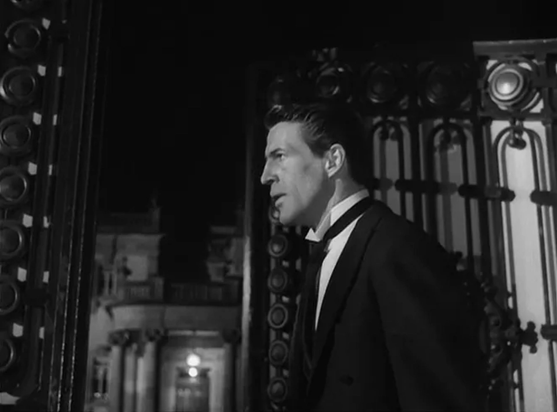 Claudio Brook in The Exterminating Angel (1962)