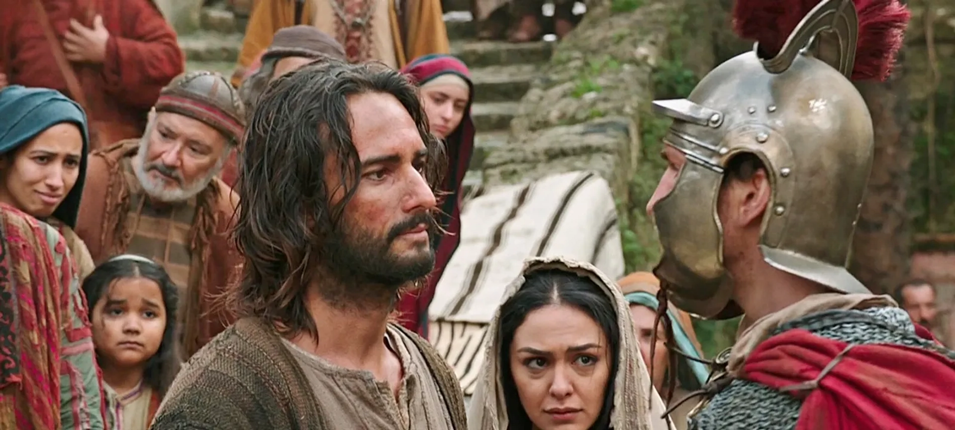 Rodrigo Santoro and Nazanin Boniadi in Ben-Hur (2016)