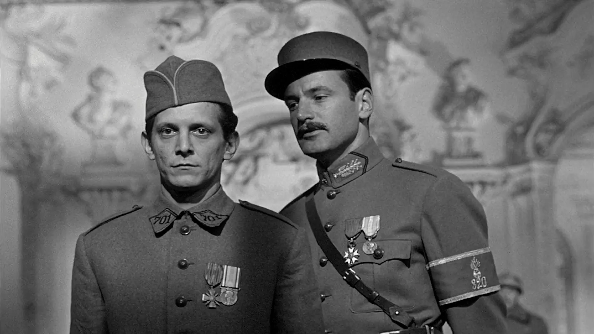 Richard Anderson and Joe Turkel in Paths of Glory (1957)