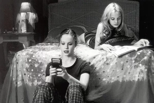 Thora Birch and Mena Suvari in American Beauty (1999)