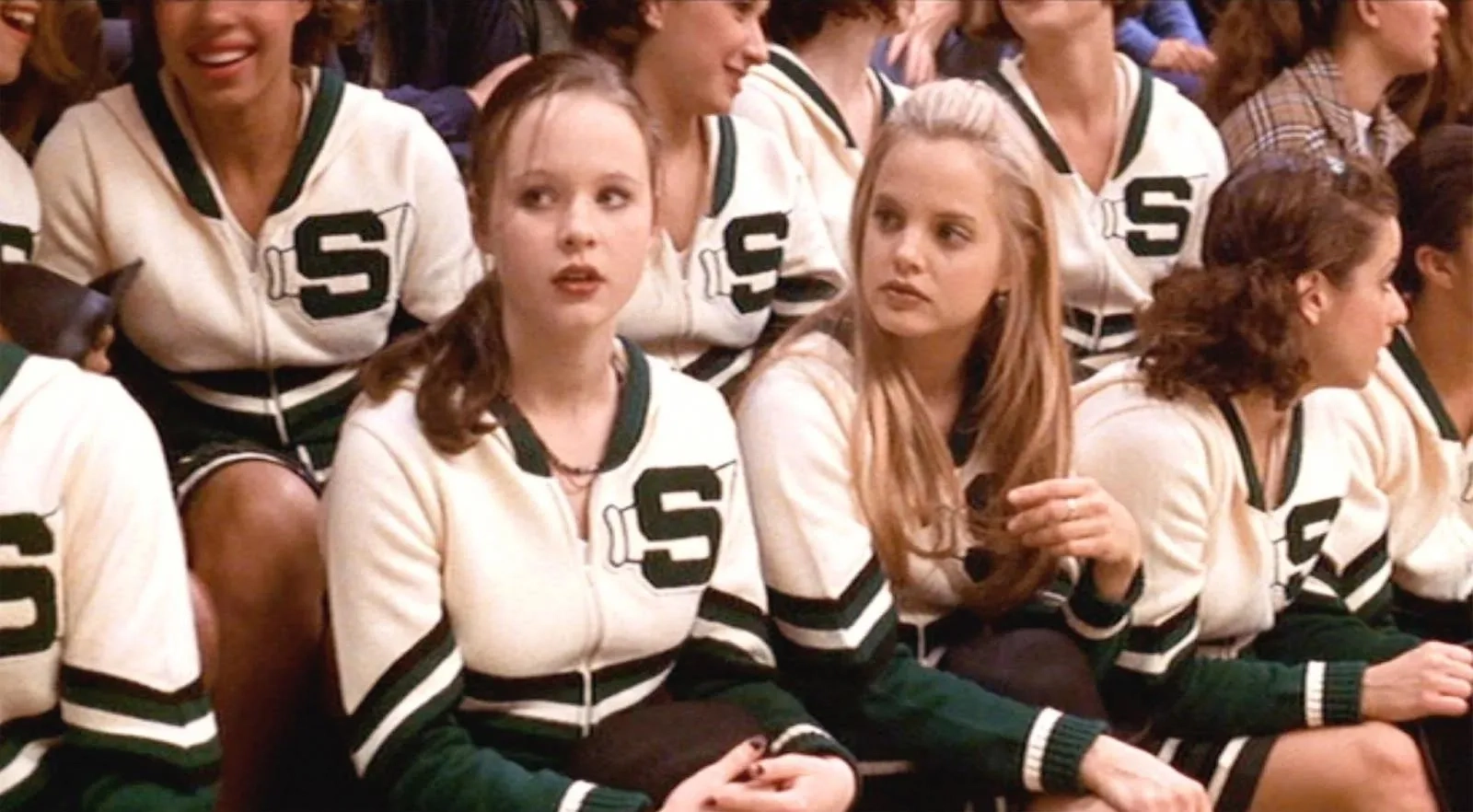 Thora Birch and Mena Suvari in American Beauty (1999)