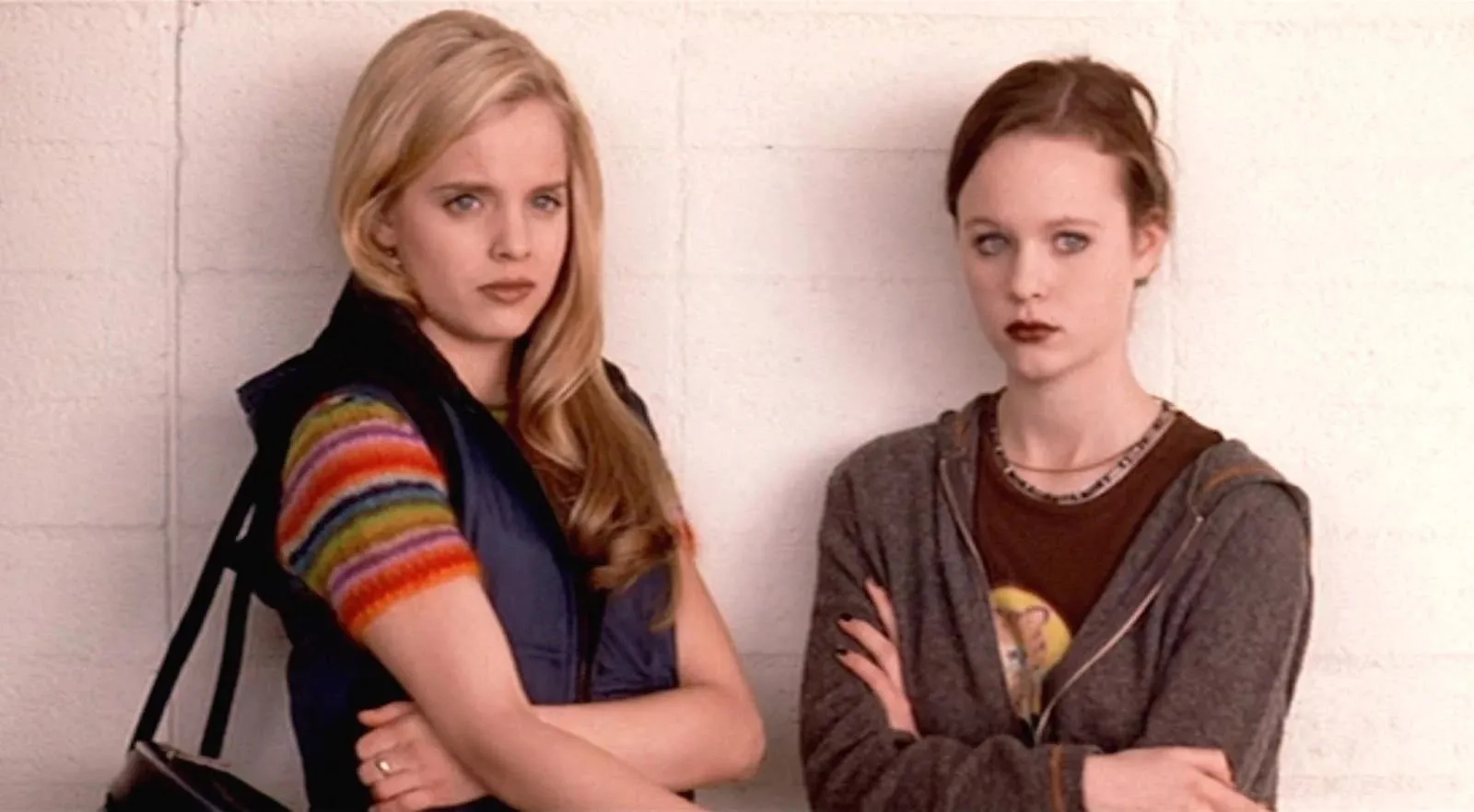 Thora Birch and Mena Suvari in American Beauty (1999)
