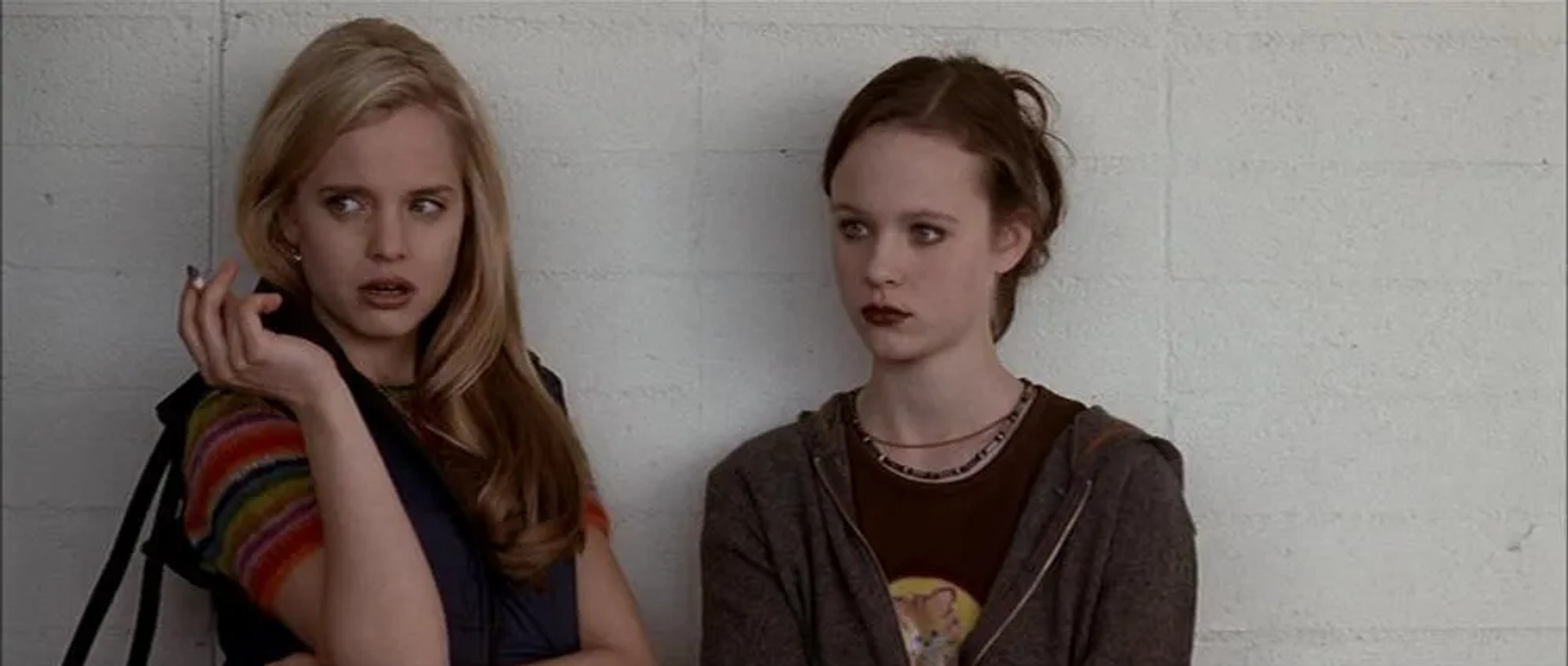 Thora Birch and Mena Suvari in American Beauty (1999)