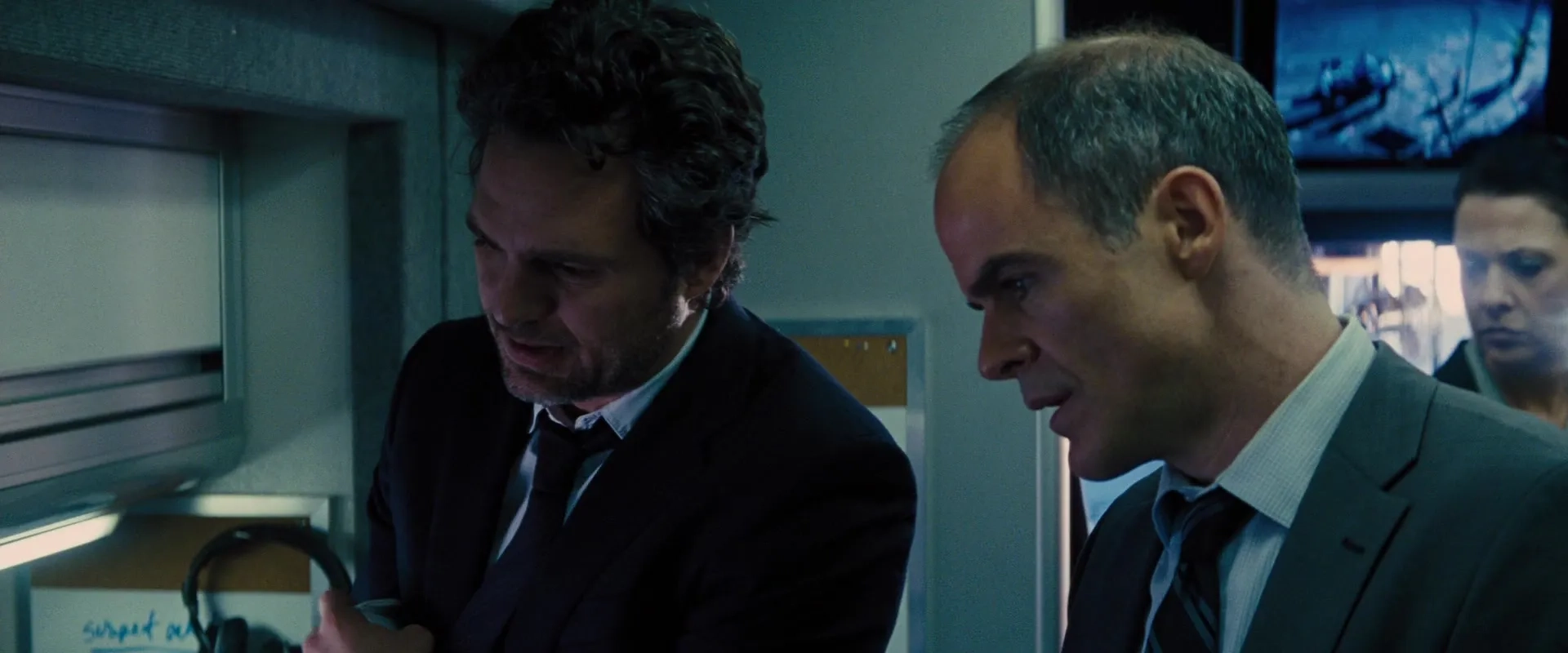 Michael Kelly and Mark Ruffalo in Now You See Me (2013)