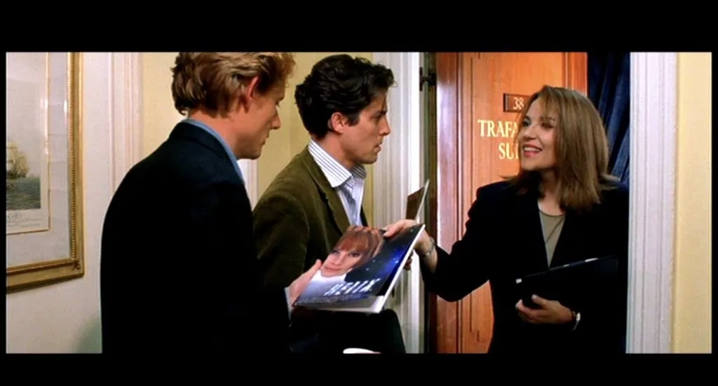 Hugh Grant, Lorelei King, and Julian Rhind-Tutt in Notting Hill (1999)