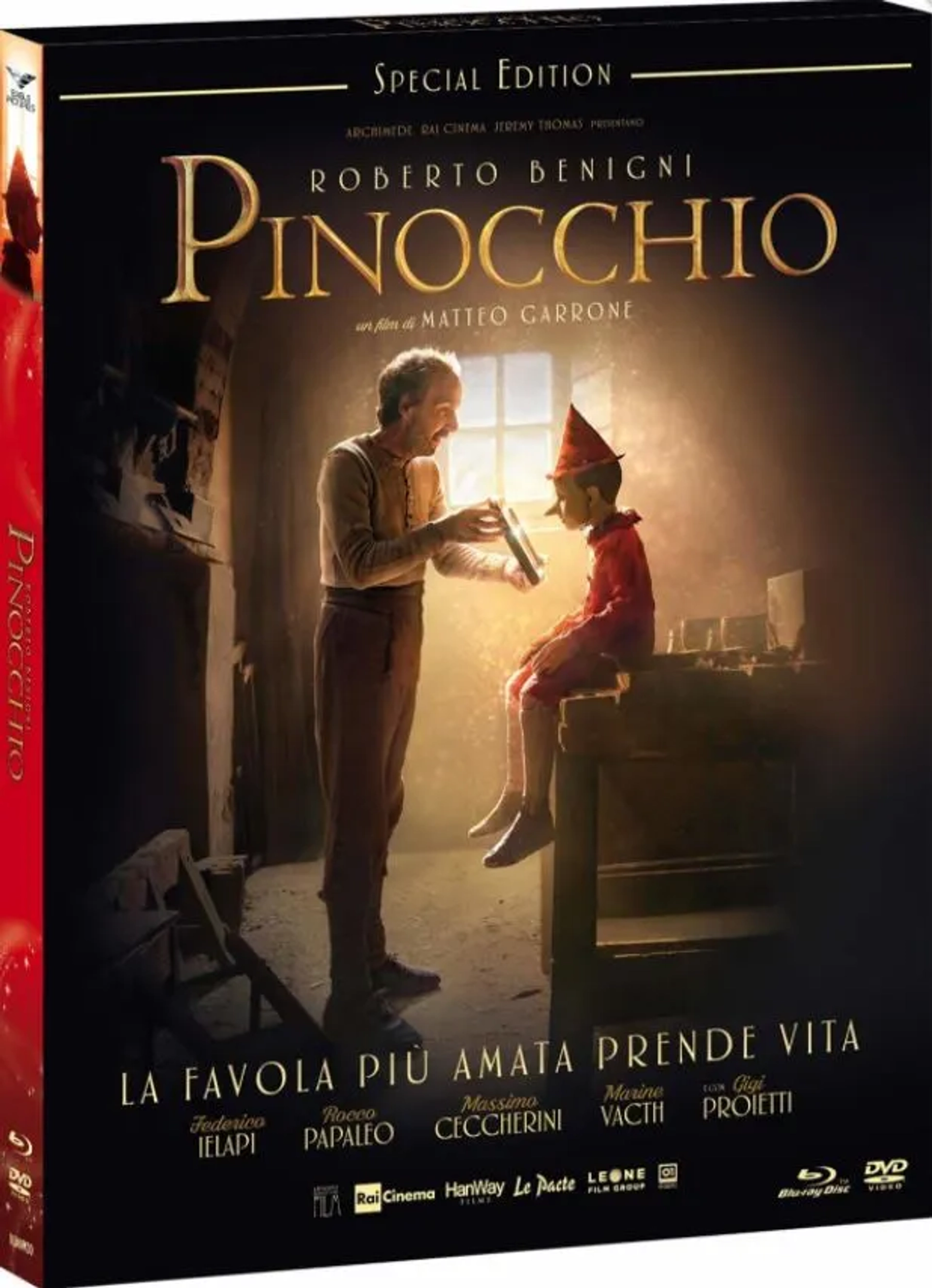 Roberto Benigni and Federico Ielapi in Pinocchio (2019)