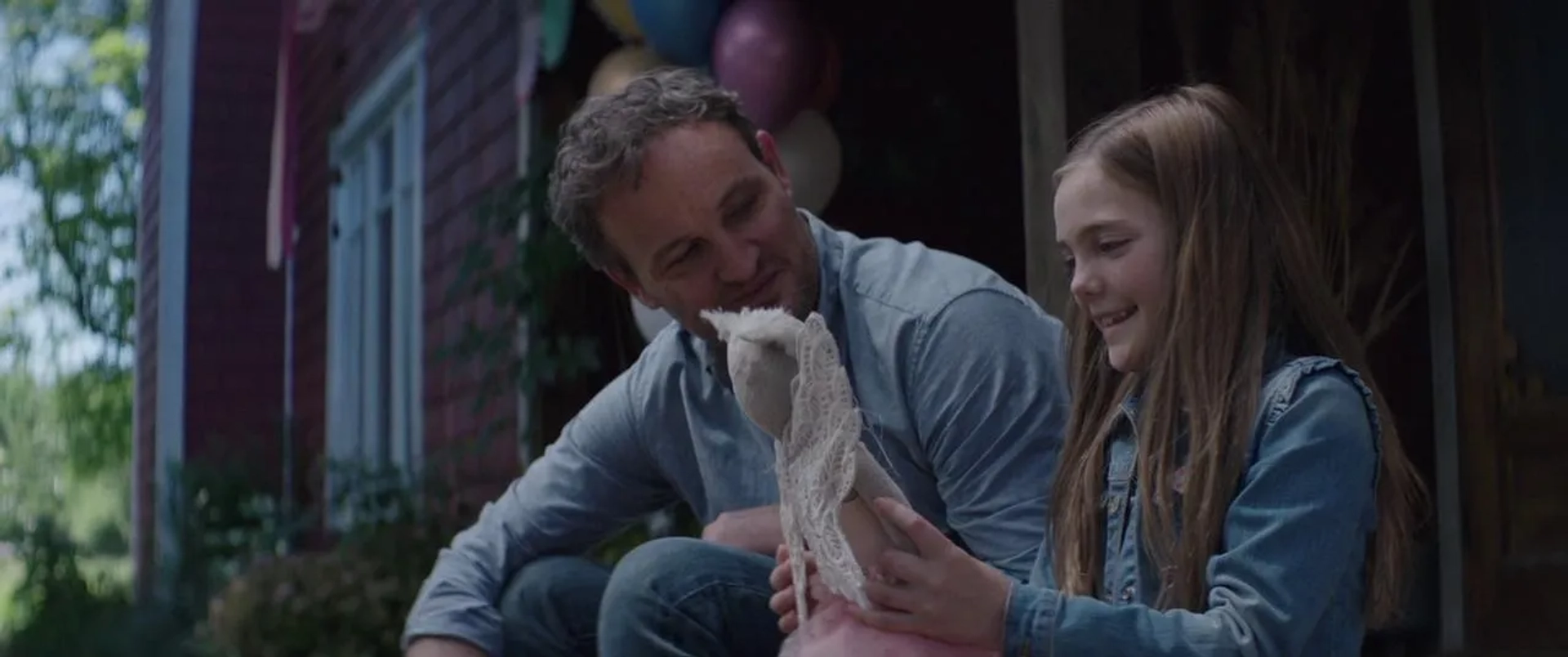 Jason Clarke and Jeté Laurence in Pet Sematary (2019)