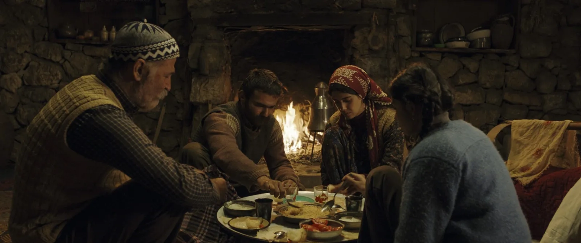 Helin Kandemir, Cemre Ebuzziya, Kayhan Açikgöz, and Müfit Kayacan in A Tale of Three Sisters (2019)