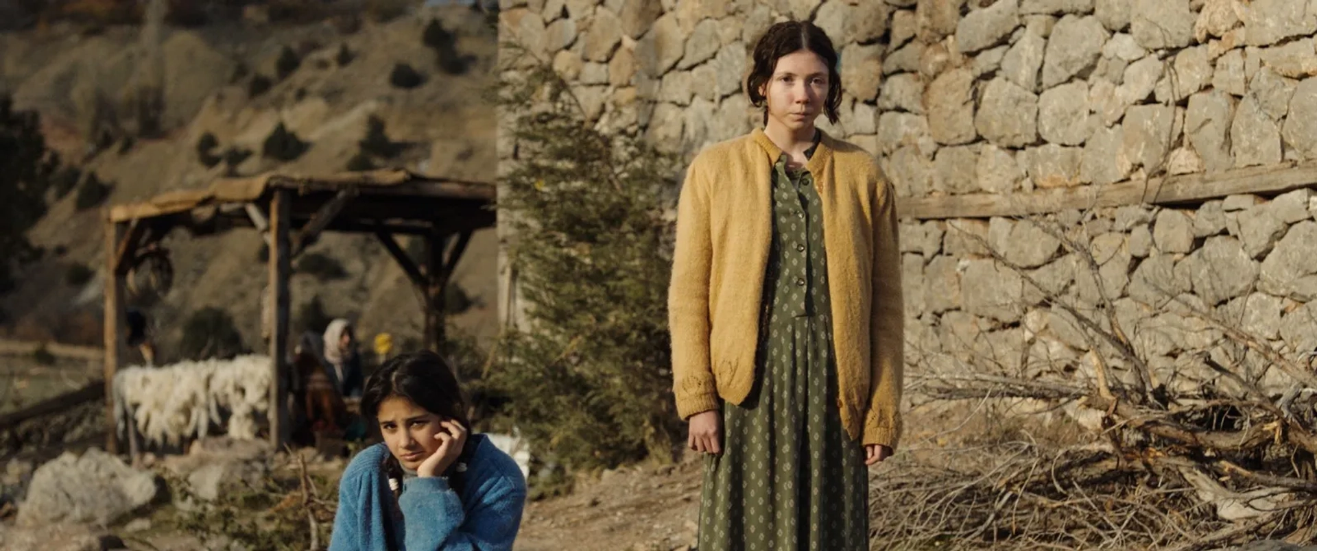 Helin Kandemir and Ece Yüksel in A Tale of Three Sisters (2019)