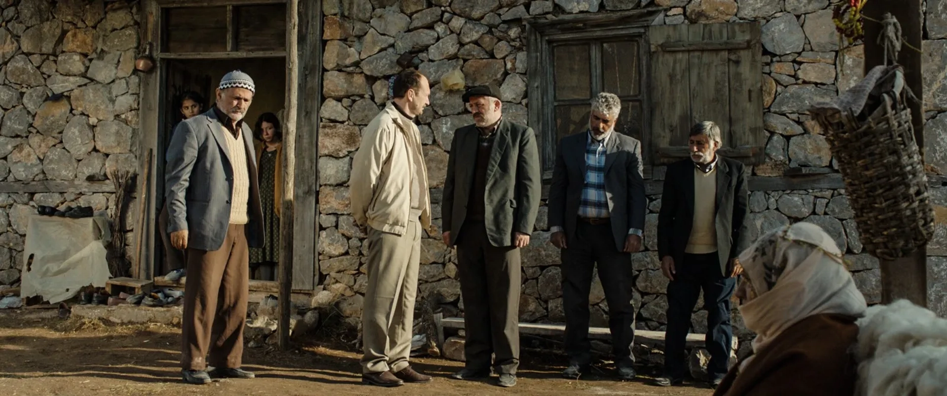 Helin Kandemir, Hilmi Özçelik, Kubilay Tunçer, Ece Yüksel, and Müfit Kayacan in A Tale of Three Sisters (2019)