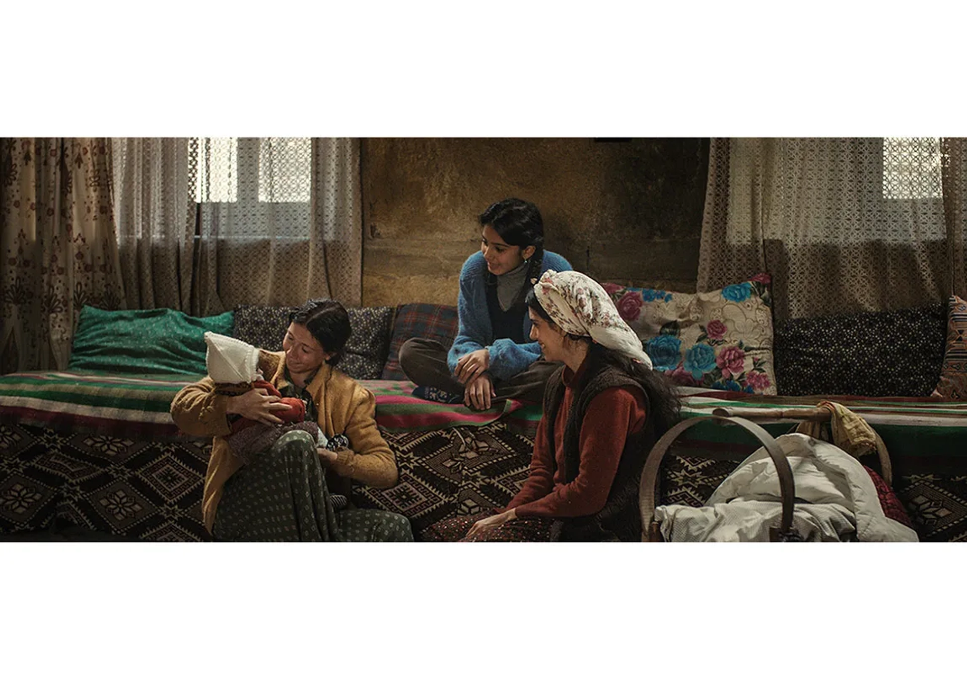 Helin Kandemir, Ece Yüksel, and Cemre Ebuzziya in A Tale of Three Sisters (2019)