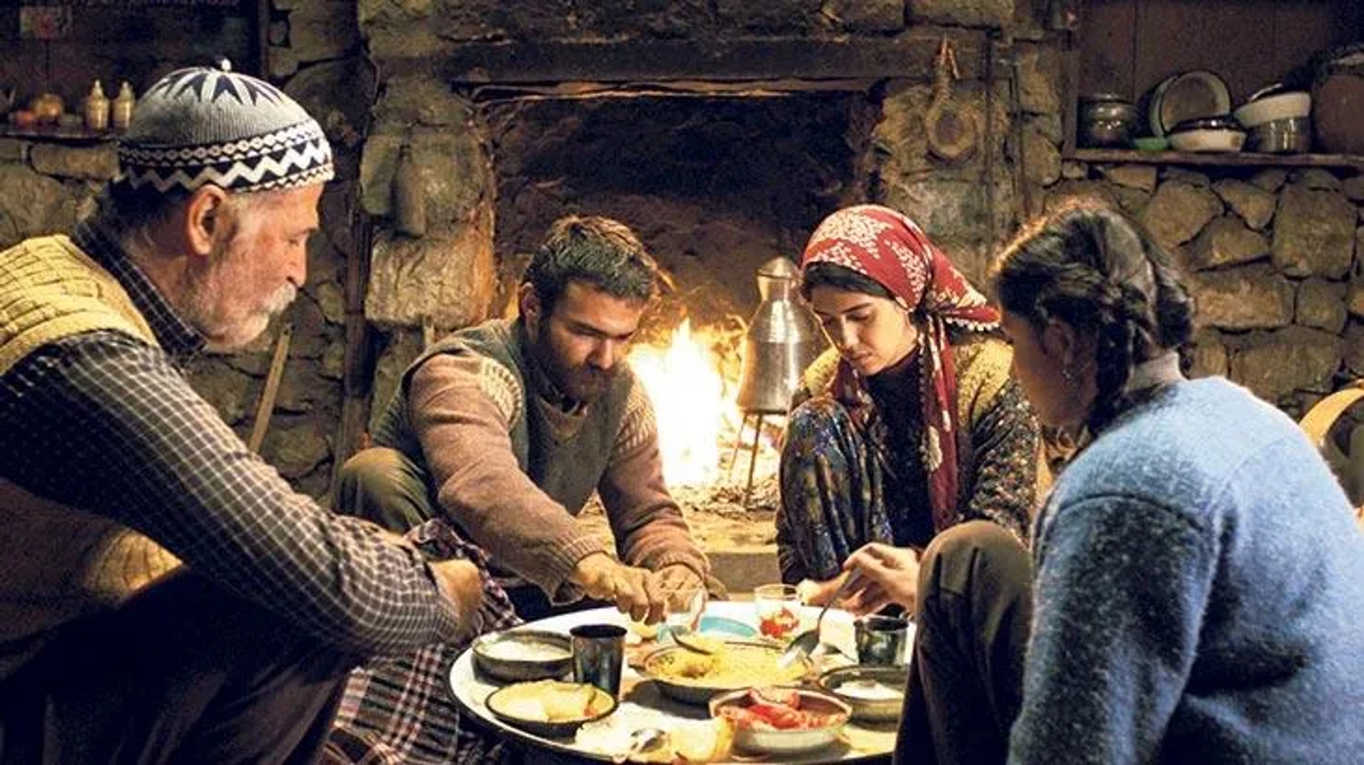 Helin Kandemir, Cemre Ebuzziya, Kayhan Açikgöz, and Müfit Kayacan in A Tale of Three Sisters (2019)