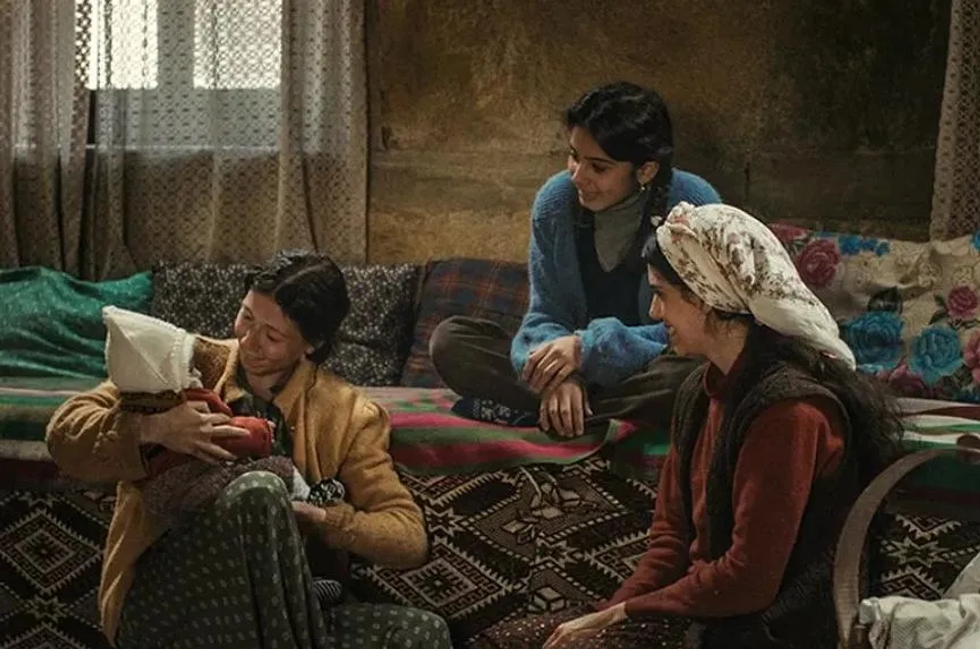 Helin Kandemir, Ece Yüksel, and Cemre Ebuzziya in A Tale of Three Sisters (2019)