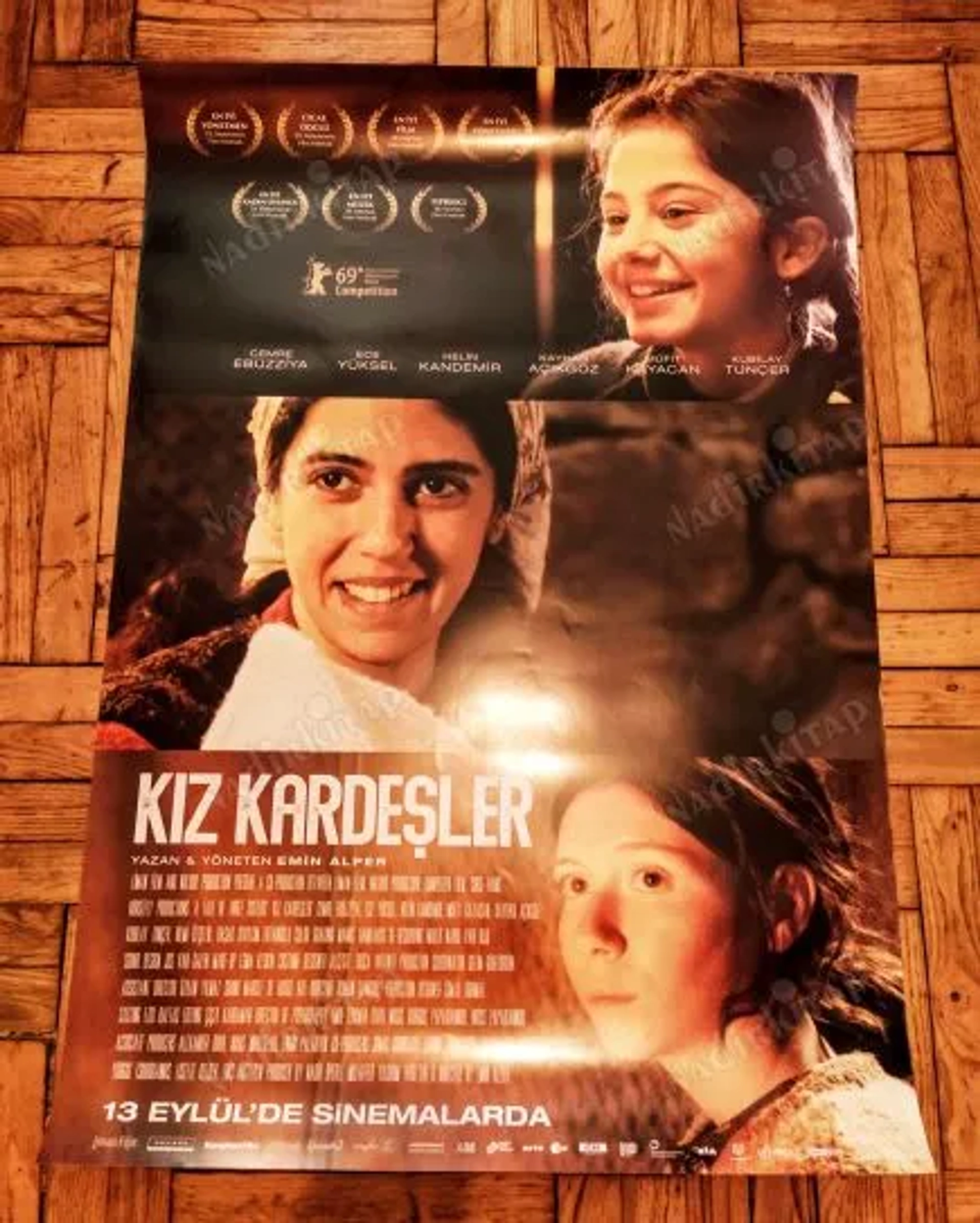 Helin Kandemir, Ece Yüksel, and Cemre Ebuzziya in A Tale of Three Sisters (2019)