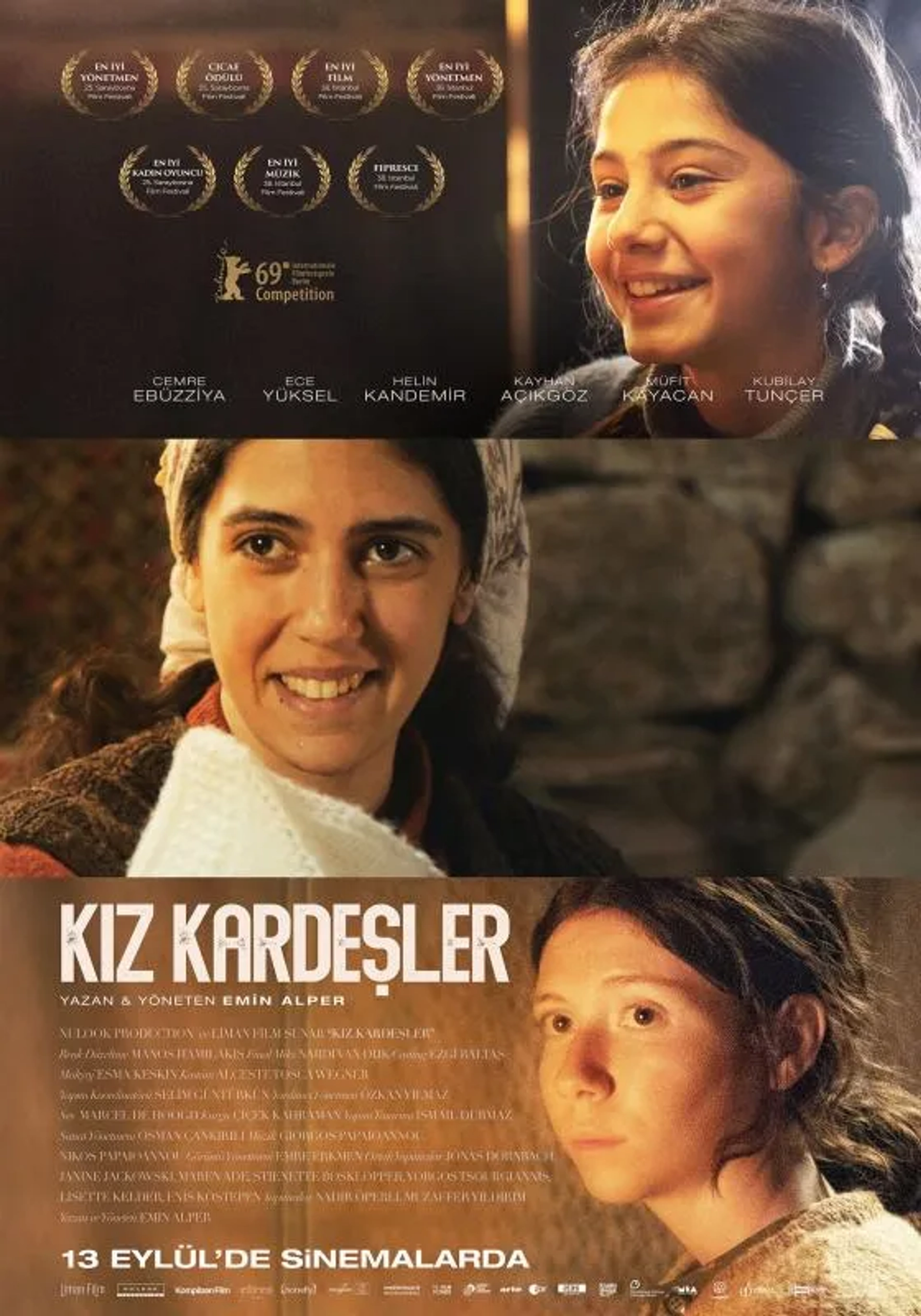 Helin Kandemir, Ece Yüksel, and Cemre Ebuzziya in A Tale of Three Sisters (2019)