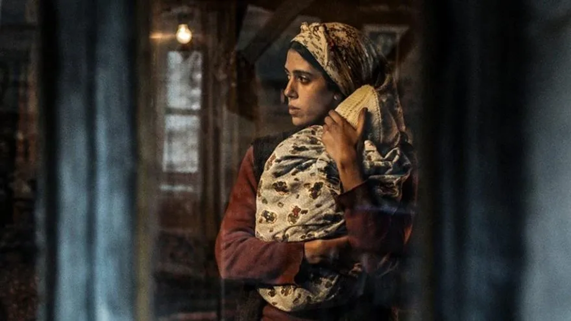 Cemre Ebuzziya in A Tale of Three Sisters (2019)