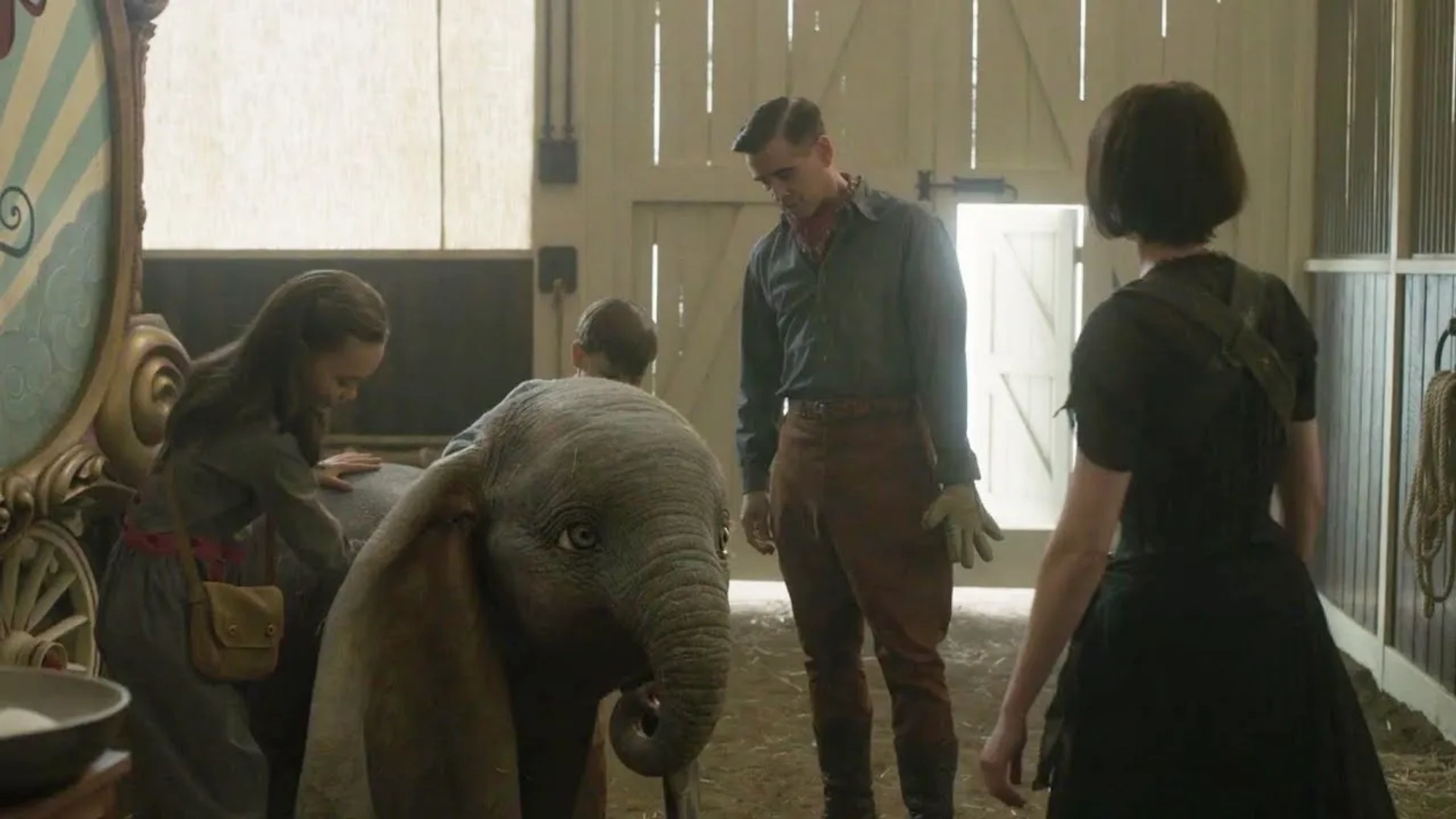 Colin Farrell, Eva Green, Finley Hobbins, and Nico Parker in Dumbo (2019)