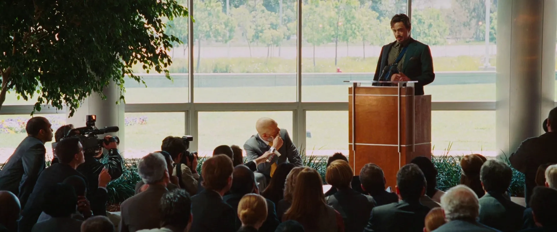 Jeff Bridges and Robert Downey Jr. in Iron Man (2008)