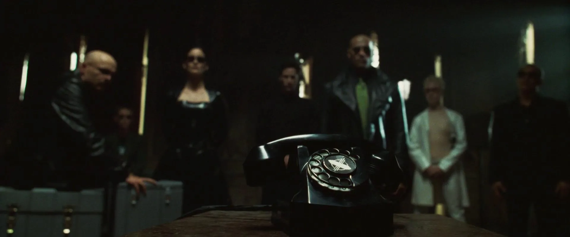 Keanu Reeves, Laurence Fishburne, Joe Pantoliano, Carrie-Anne Moss, Julian Arahanga, Matt Doran, and Belinda McClory in The Matrix (1999)
