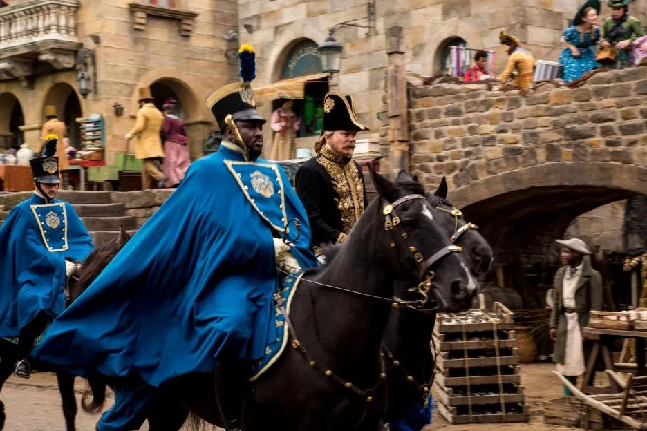 Stellan Skarsgård and Nonso Anozie in Cinderella (2015)