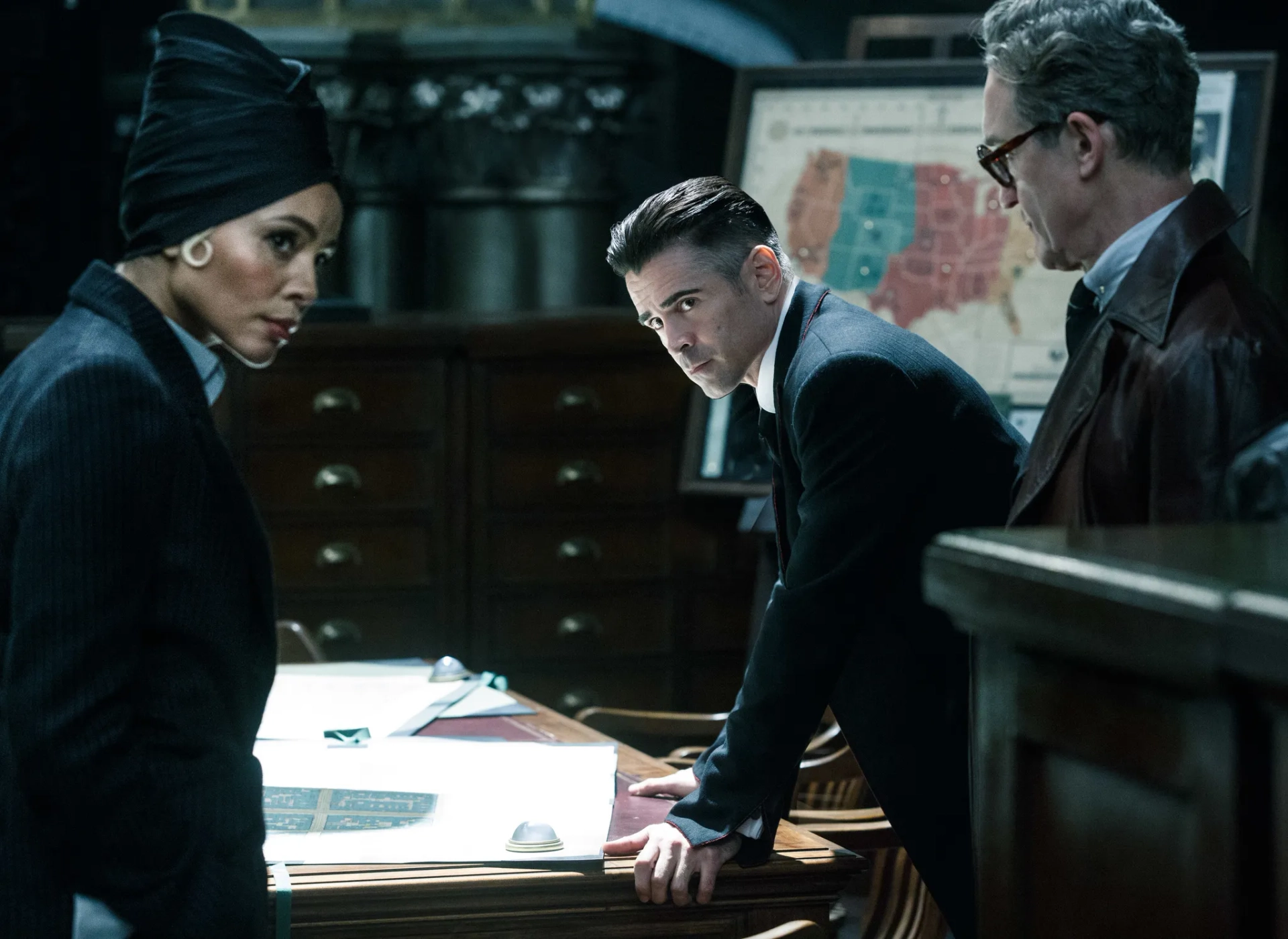 Carmen Ejogo and Colin Farrell in Fantastic Beasts and Where to Find Them (2016)