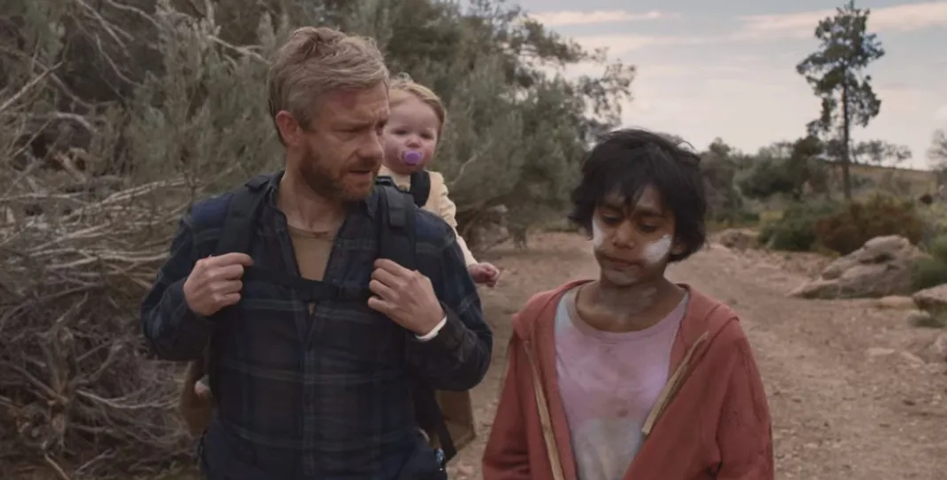 Martin Freeman, Simone Landers, Marlee Jane McPherson-Dobbins, Lily Anne McPherson-Dobbins, Finlay Sjoberg, and Nova Sjoberg in Cargo (2017)
