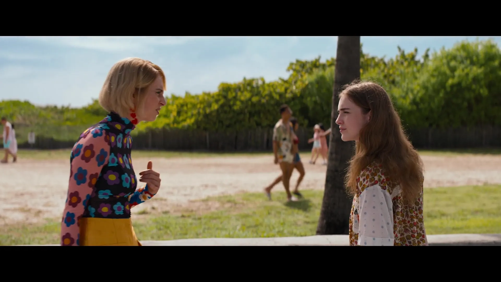 Maya Hawke and Talia Ryder in Do Revenge (2022)