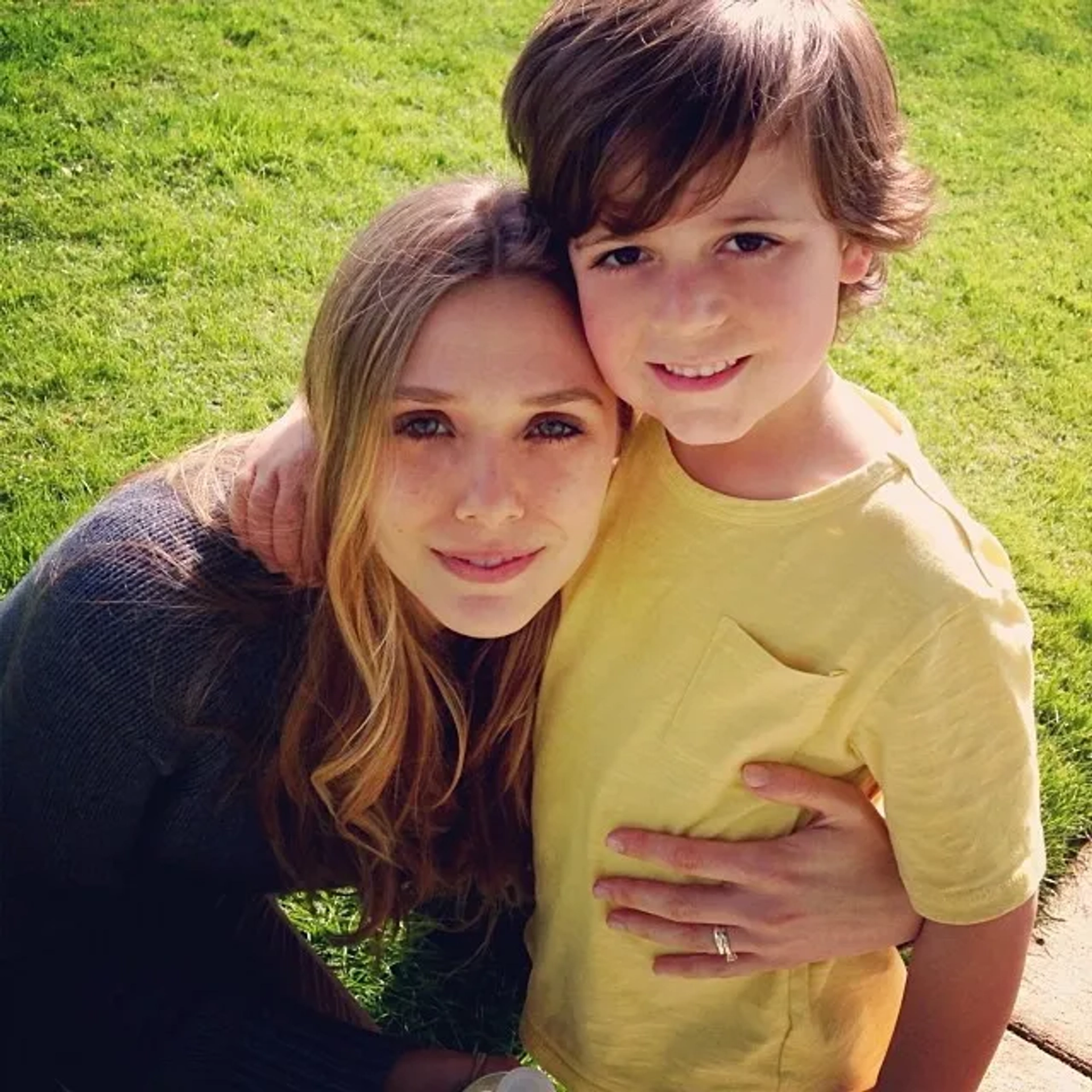 Elizabeth Olsen and Carson Bolde, Godzilla on-set photo