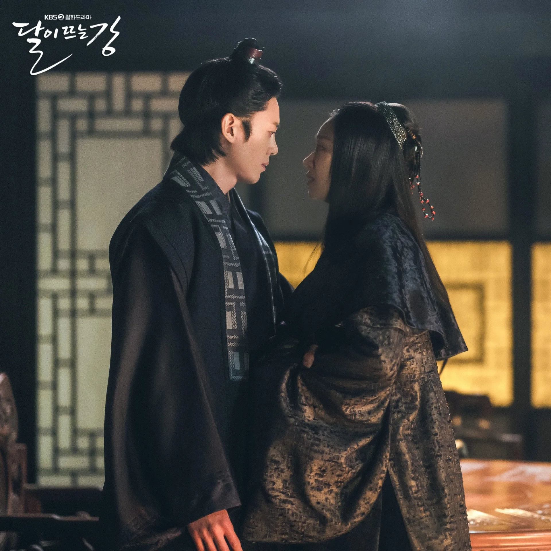 Yu-hwa Choi and Ji-Hoon Lee in River Where the Moon Rises (2021)