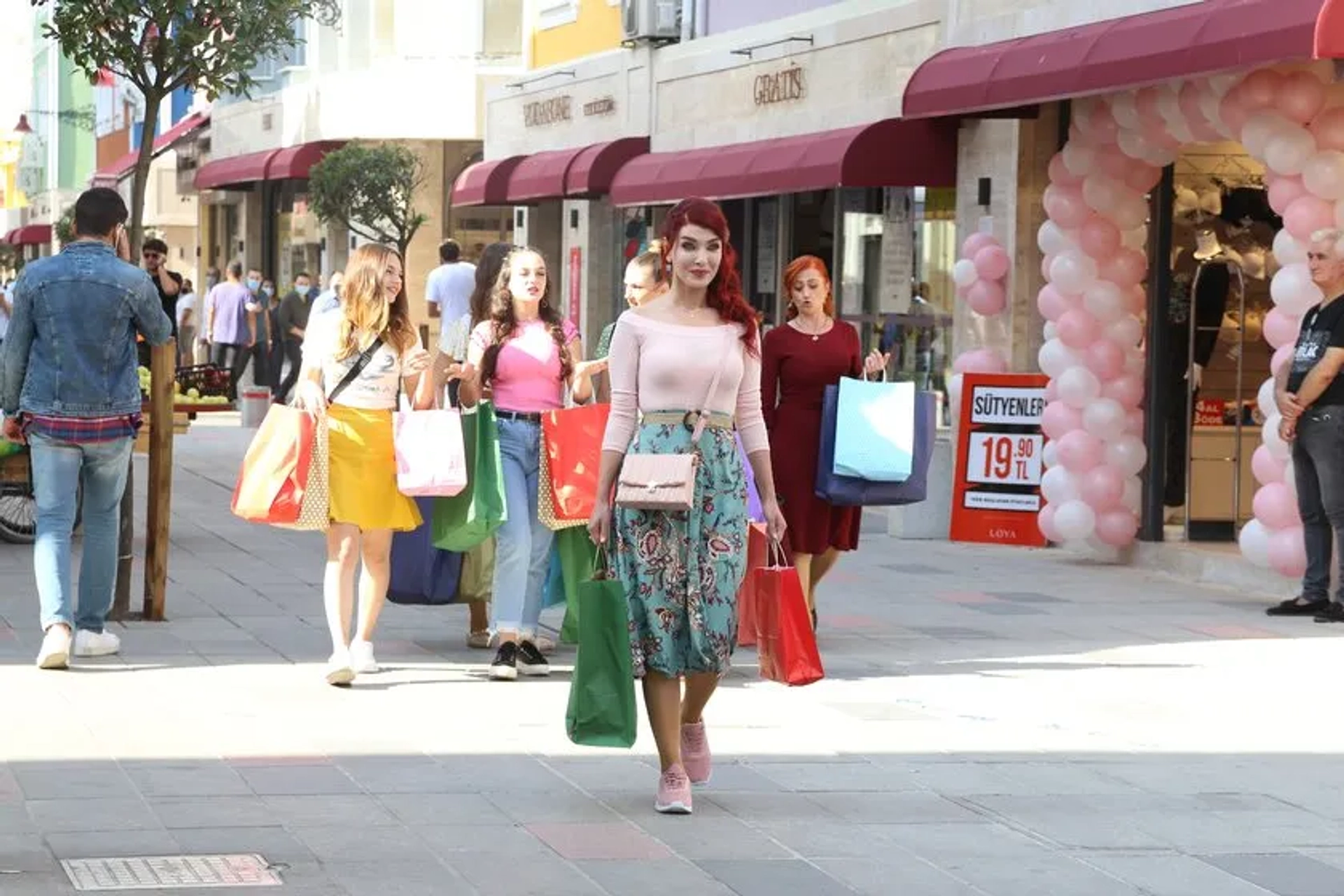 Nilsu Berfin Aktas, Ferda Kaynar, Aslihan Güner, Aslihan Kapansahin, and Gizem Günes in Kuzey Yildizi (2019)