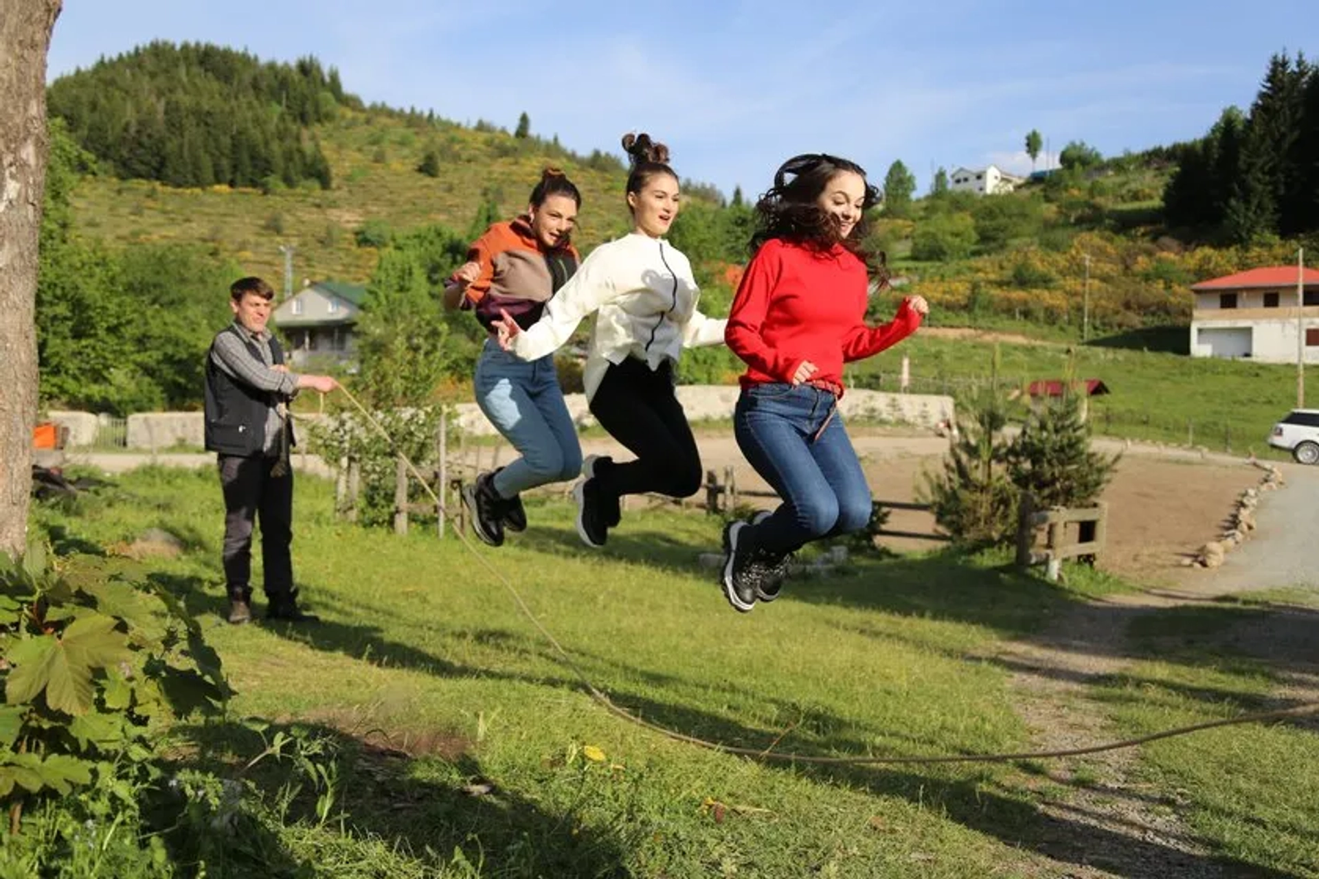 Nilsu Berfin Aktas, Aslihan Kapansahin, and Gizem Günes in Kuzey Yildizi (2019)