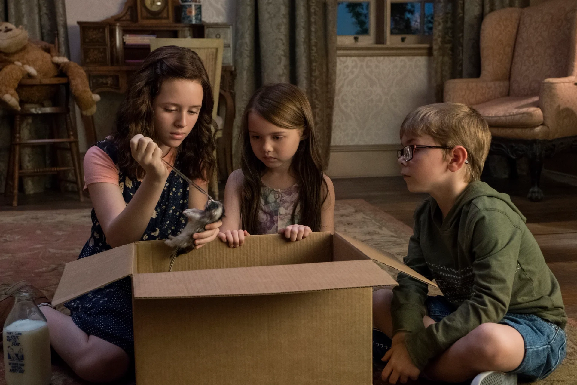 Lulu Wilson, Julian Hilliard, and Violet McGraw in The Haunting of Hill House (2018)