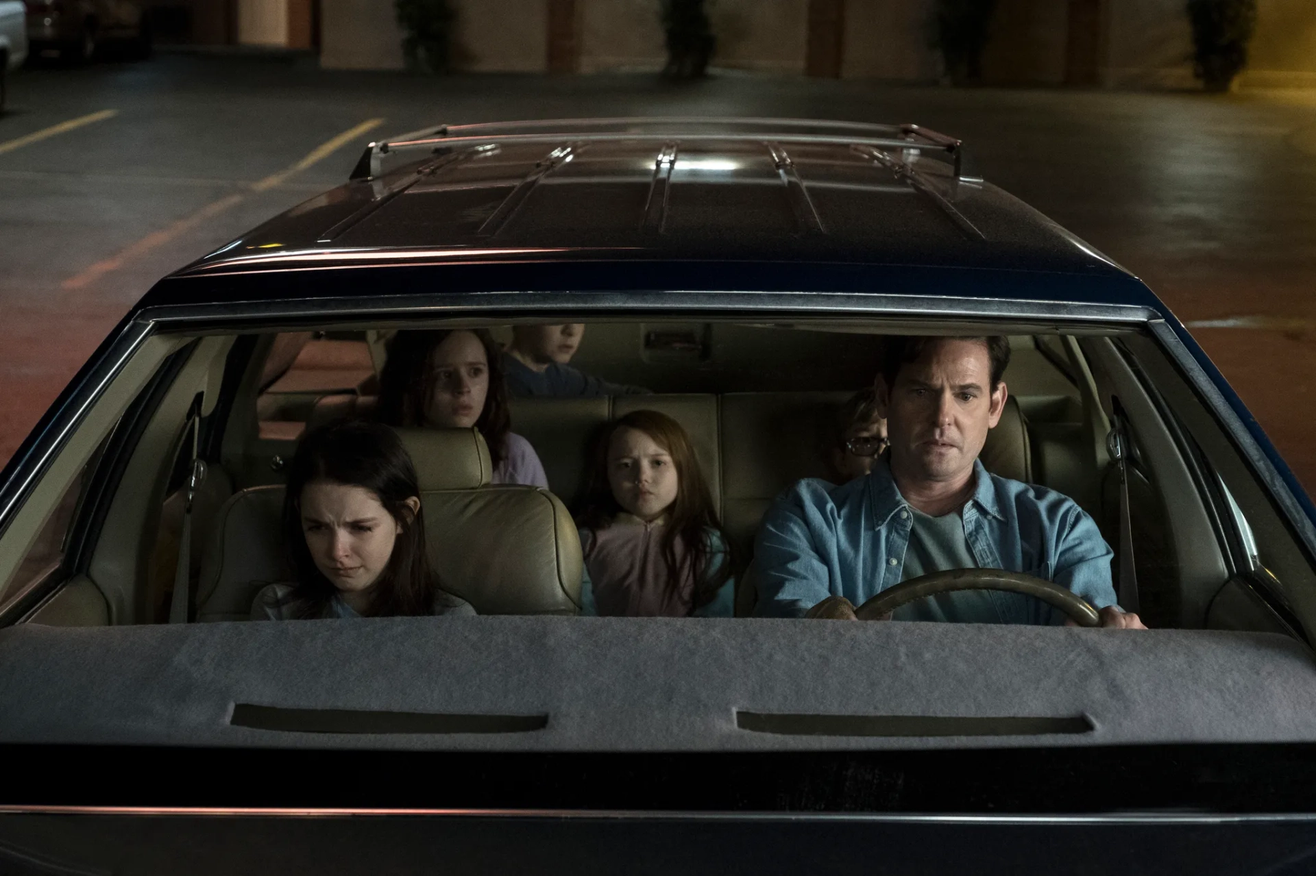 Henry Thomas, Mckenna Grace, Lulu Wilson, Julian Hilliard, Paxton Singleton, and Violet McGraw in The Haunting of Hill House (2018)