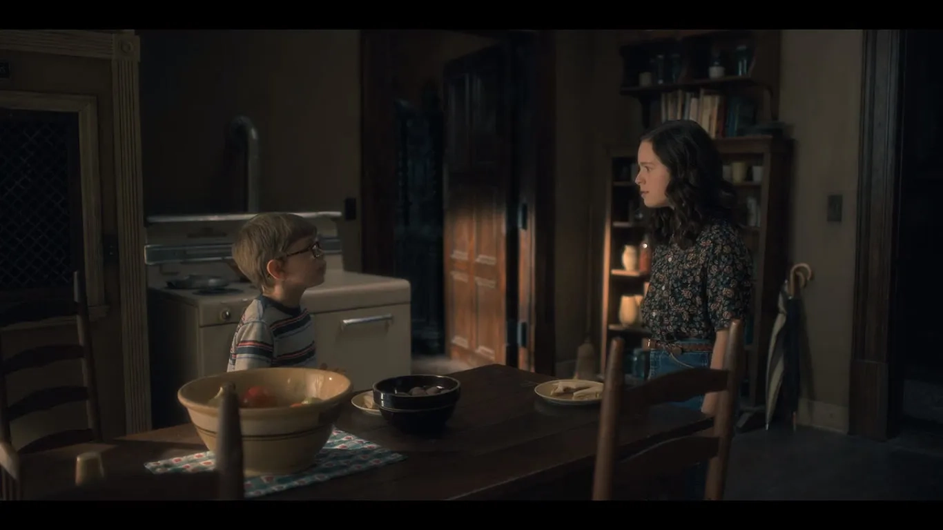 Lulu Wilson and Julian Hilliard in The Haunting of Hill House (2018)