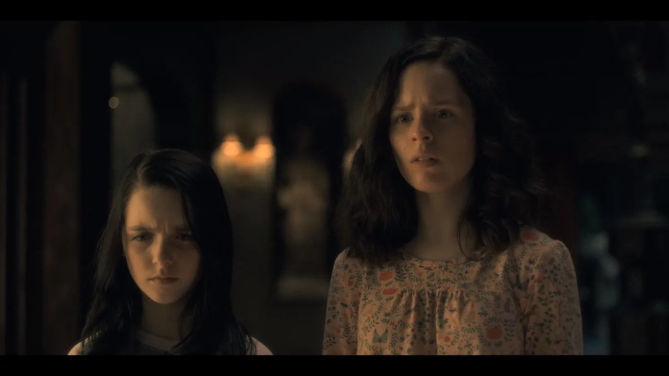 Mckenna Grace and Lulu Wilson in The Haunting of Hill House (2018)