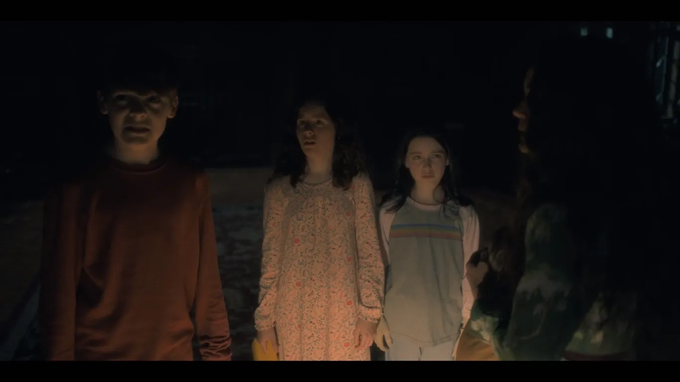 Carla Gugino, Mckenna Grace, Lulu Wilson, and Paxton Singleton in The Haunting of Hill House (2018)
