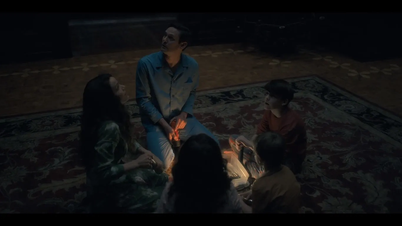 Carla Gugino, Henry Thomas, Lulu Wilson, Julian Hilliard, and Paxton Singleton in The Haunting of Hill House (2018)