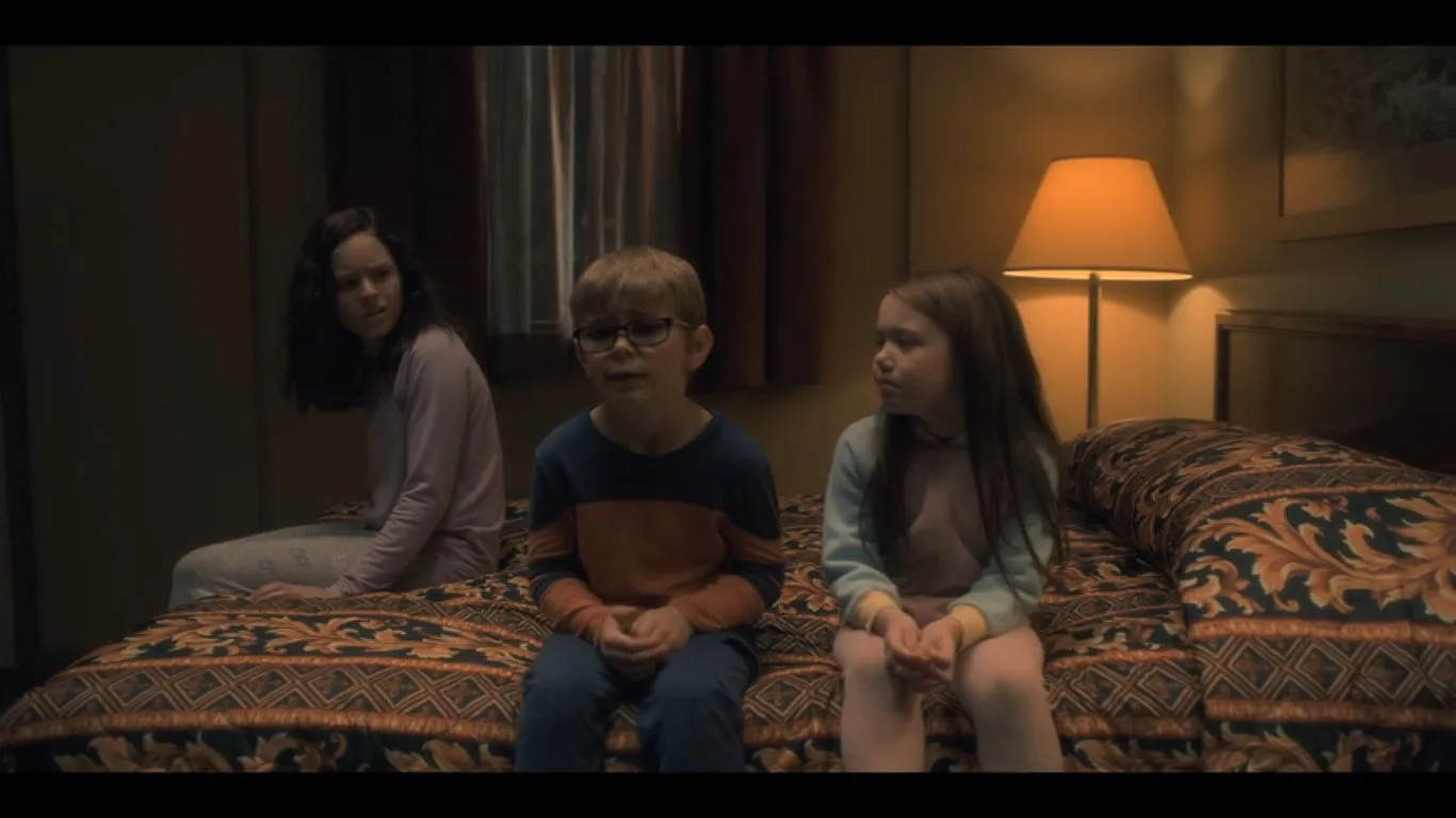 Lulu Wilson, Julian Hilliard, and Violet McGraw in The Haunting of Hill House (2018)