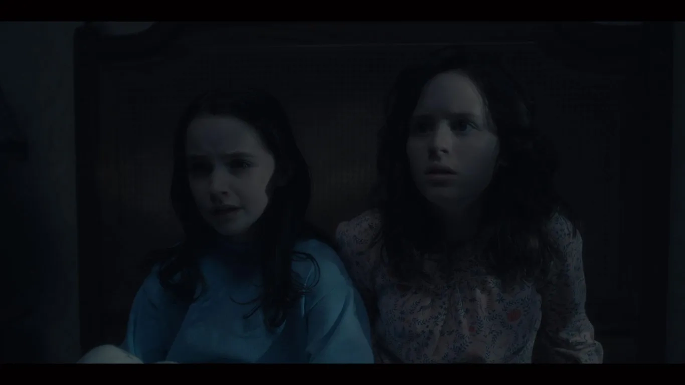 Mckenna Grace and Lulu Wilson in The Haunting of Hill House (2018)