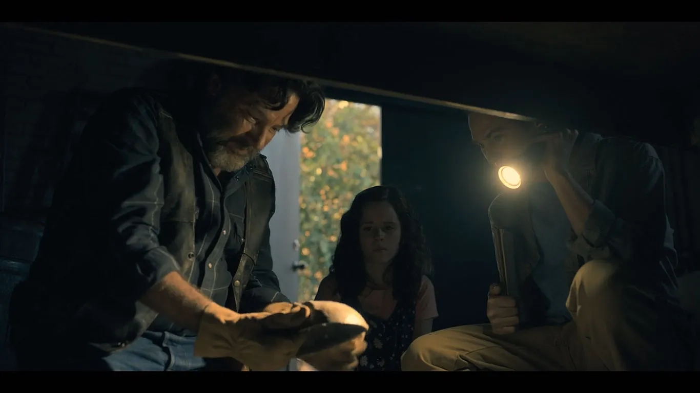 Henry Thomas, Robert Longstreet, and Lulu Wilson in The Haunting of Hill House (2018)