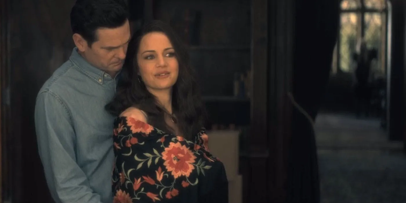 Carla Gugino and Henry Thomas in The Haunting of Hill House (2018)