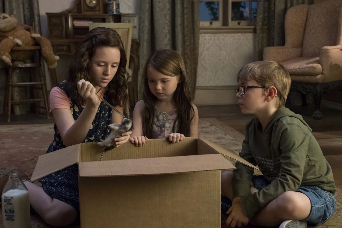 Lulu Wilson, Julian Hilliard, and Violet McGraw in The Haunting of Hill House (2018)