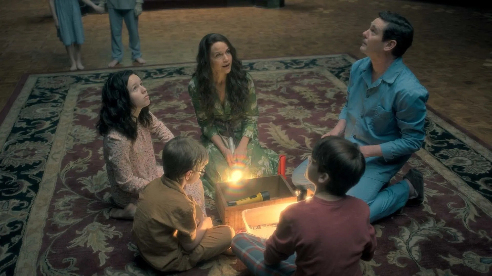 Carla Gugino, Henry Thomas, Lulu Wilson, Julian Hilliard, and Paxton Singleton in The Haunting of Hill House (2018)