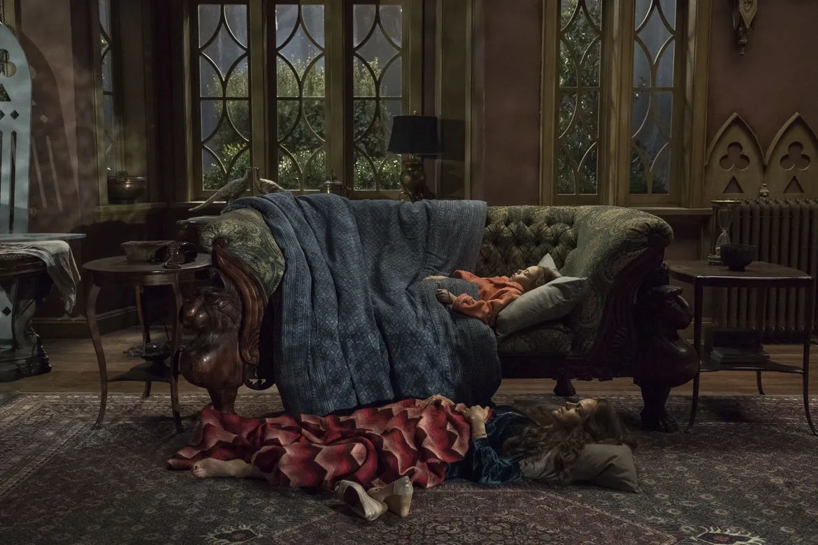 Carla Gugino and Violet McGraw in The Haunting of Hill House (2018)