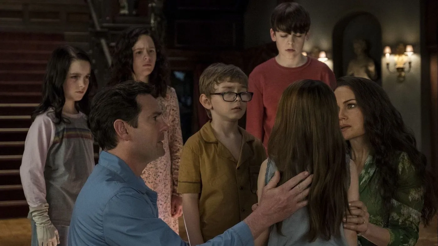 Carla Gugino, Henry Thomas, Mckenna Grace, Lulu Wilson, Julian Hilliard, Paxton Singleton, and Violet McGraw in The Haunting of Hill House (2018)